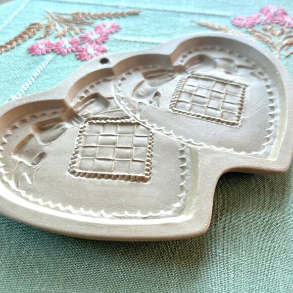Vintage 1988 Brown Bag Cookie Art Double Heart Shaped Ceramic Shortbread Mold - Picture 5 of 9